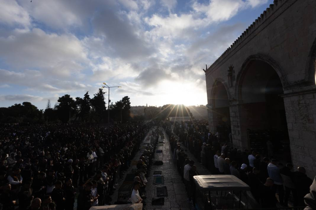 İsrail’in kısıtlamalarına rağmen akın ettiler: 120 Bin Filistinli Mescid-i Aksa’da saf tuttu - Resim: 11
